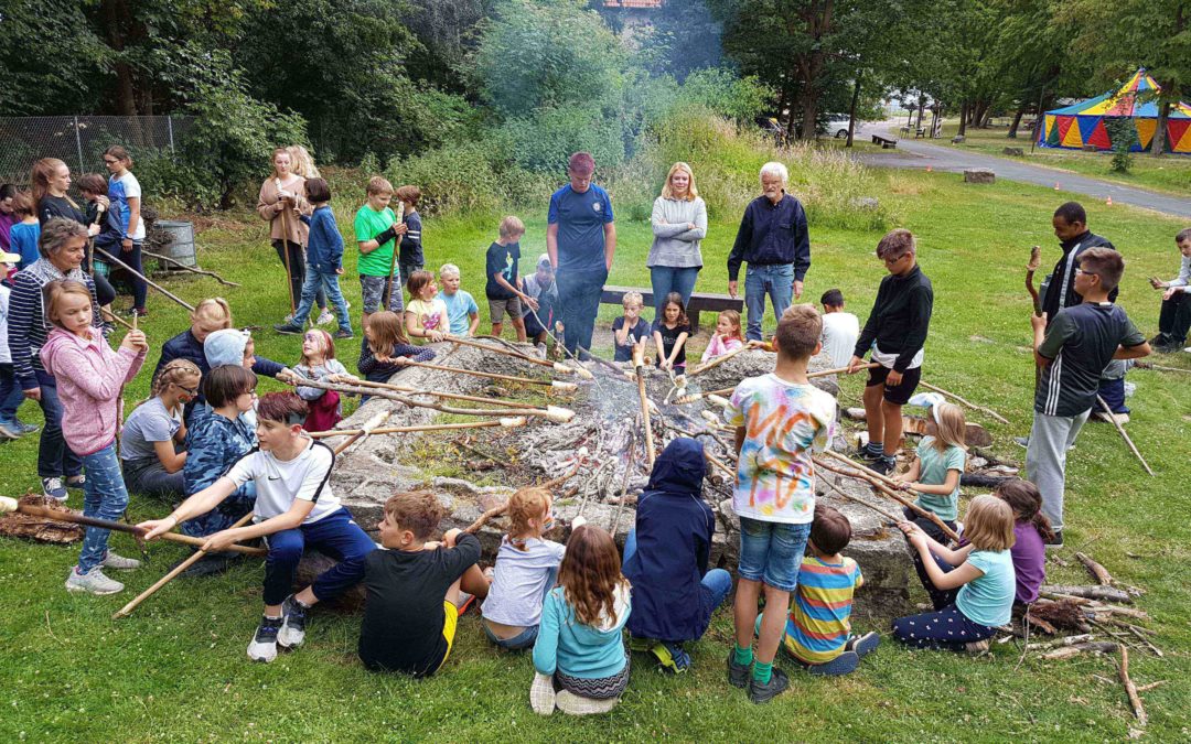 „Zauberwelt im Zirkuszelt“ – 32 Jugendliche gestalten Kinderferienprojekt in Hameln